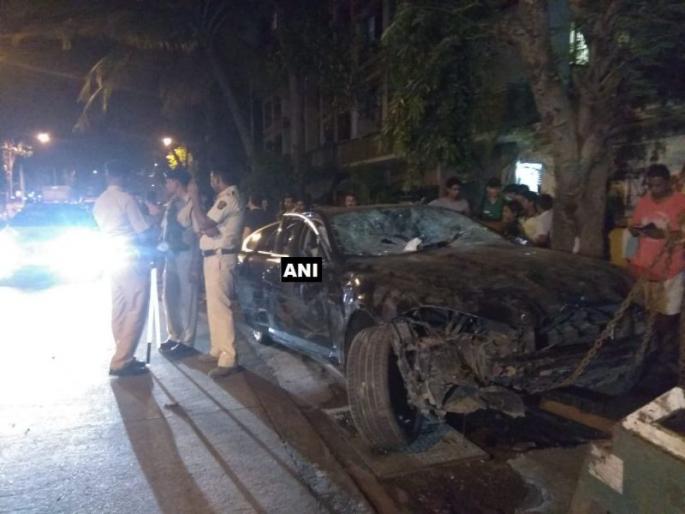 Mumbai 4 injured after Jaguar rams into people in Versova | मुंबईत भरधाव जॅग्वार कारच्या धडकेत चार जण जखमी Mumbai 4 injured after Jaguar rams into people in Versova | मुंबईत भरधाव जॅग्वार कारच्या धडकेत चार जण जखमी
