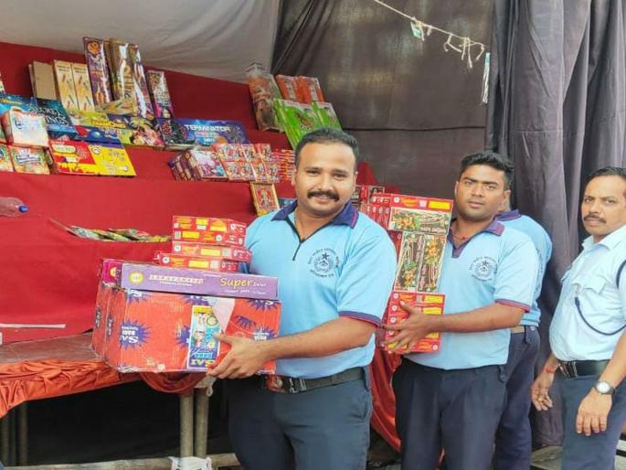 A case has been registered against a dangerous firecracker stall in Bhayander | भाईंदर मधील धोकादायक फटाका विक्री स्टॉलवर गुन्हा दाखल 