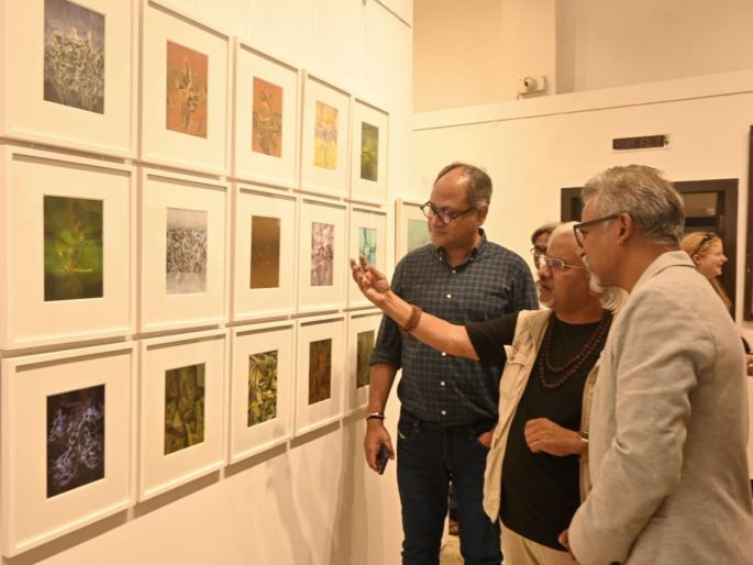 Ashok Hinge s 'Matrix of Consciousness painting exhibition at Jahangir art gallery mumbai | जहांगीरमध्ये अशोक हिंगेंचे 'मॅट्रीक्स ऑफ कॉन्सियसनेस' चित्र प्रदर्शन Ashok Hinge s 'Matrix of Consciousness painting exhibition at Jahangir art gallery mumbai | जहांगीरमध्ये अशोक हिंगेंचे 'मॅट्रीक्स ऑफ कॉन्सियसनेस' चित्र प्रदर्शन