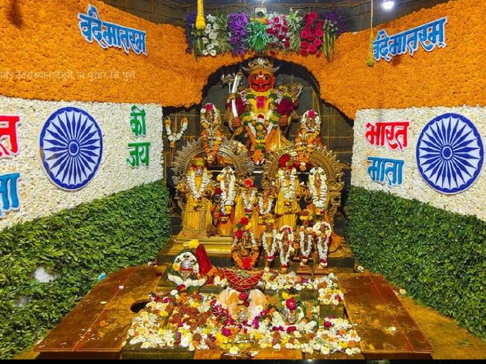 On the occasion of Republic Day, Jejuri Fort was illuminated with tricolor lights, floral decorations were placed in the courtyard. | प्रजासत्ताक दिनानिमित्त जेजुरी गडाला तिरंगी विद्युत रोशनाई, गाभाऱ्यात फुलांची सजावट On the occasion of Republic Day, Jejuri Fort was illuminated with tricolor lights, floral decorations were placed in the courtyard. | प्रजासत्ताक दिनानिमित्त जेजुरी गडाला तिरंगी विद्युत रोशनाई, गाभाऱ्यात फुलांची सजावट