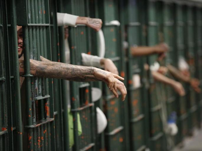 How many crimes are committed? Eight prisons in the state are full; Maximum number of prisoners in Mumbai, Thane | गुन्हे घडतायत तरी किती? राज्यातील आठ कारागृहे हाऊसफुल्ल; मुंबई, ठाण्यात सर्वाधिक कैदी How many crimes are committed? Eight prisons in the state are full; Maximum number of prisoners in Mumbai, Thane | गुन्हे घडतायत तरी किती? राज्यातील आठ कारागृहे हाऊसफुल्ल; मुंबई, ठाण्यात सर्वाधिक कैदी