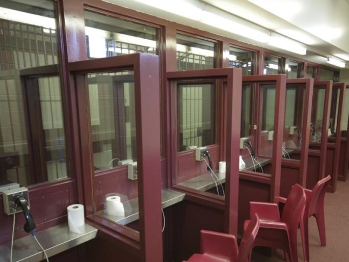 Like Yerawada Jail, facility of smart phone card to inmates in all jails in the state | येरवडा कारागृहाप्रमाणेच राज्यातील सर्व कारागृहामधील कैद्यांना स्मार्ट फोन कार्डाची सुविधा Like Yerawada Jail, facility of smart phone card to inmates in all jails in the state | येरवडा कारागृहाप्रमाणेच राज्यातील सर्व कारागृहामधील कैद्यांना स्मार्ट फोन कार्डाची सुविधा