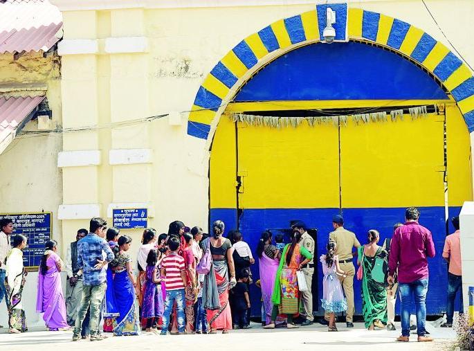 When the prison walls break tears ... | कारागृहाच्या बंद भिंतींनाही पाझर फुटतो तेव्हा... When the prison walls break tears ... | कारागृहाच्या बंद भिंतींनाही पाझर फुटतो तेव्हा...