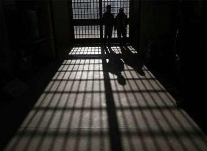 Two prisoners escape from Kalamba Jail | कळंबा कारागृहातील कोरोनाबाधीत दोघा कैद्यांचे पलायन Two prisoners escape from Kalamba Jail | कळंबा कारागृहातील कोरोनाबाधीत दोघा कैद्यांचे पलायन