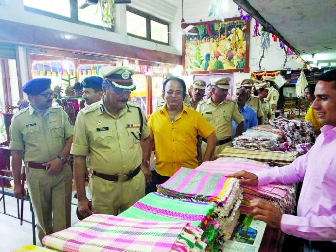 Artisan gifts made by prisoner in Nagpur | नागपुरात बंदिवानांनी साकारल्या कलाकुसरीच्या भेटवस्तू 