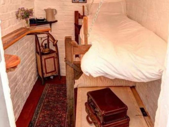 Prison themed hotel in margate kent | 'या' देशात लोक पैसे देऊन तुरुंगात राहतात, वायफाय आणि टेस्टी फूडची सुविधा! Prison themed hotel in margate kent | 'या' देशात लोक पैसे देऊन तुरुंगात राहतात, वायफाय आणि टेस्टी फूडची सुविधा!