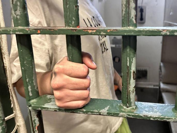 The air of prison in youth, two and a half lakh prisoners in the country are only in the thirtieth | तारुण्यातच जेलची हवा, देशात अडीच लाख कैदी अवघ्या तिशीतले The air of prison in youth, two and a half lakh prisoners in the country are only in the thirtieth | तारुण्यातच जेलची हवा, देशात अडीच लाख कैदी अवघ्या तिशीतले