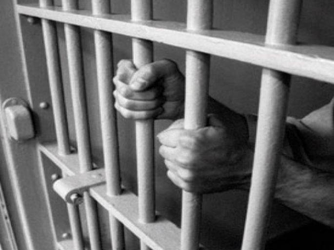 Accused of murder case arrested from Gujrat: After being released on parol, who had escaped from the Kolhapur jail | अभिवचन रजेच्या आधारे कोल्हापूर कारागृहातून पसार झालेला खूनातील आरोपी जेरबंद