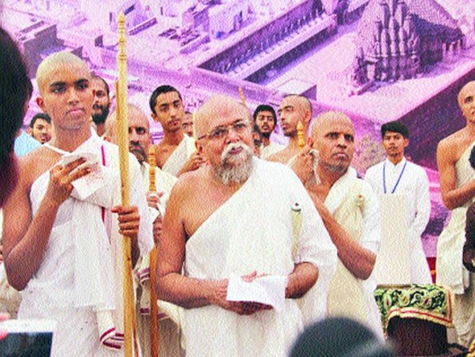 Hindu youth took initiation of Jain religion | हिंदू तरुणाने घेतली जैन धर्माची दीक्षा Hindu youth took initiation of Jain religion | हिंदू तरुणाने घेतली जैन धर्माची दीक्षा