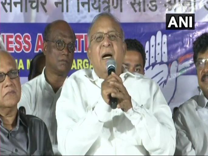 congress jaipal reddy says Manohar Parrikar sticking to chair like a leech | मनोहर पर्रीकर जळूप्रमाणे खुर्चीला चिकटलेत,काँग्रेस नेत्याची बोचरी टीका