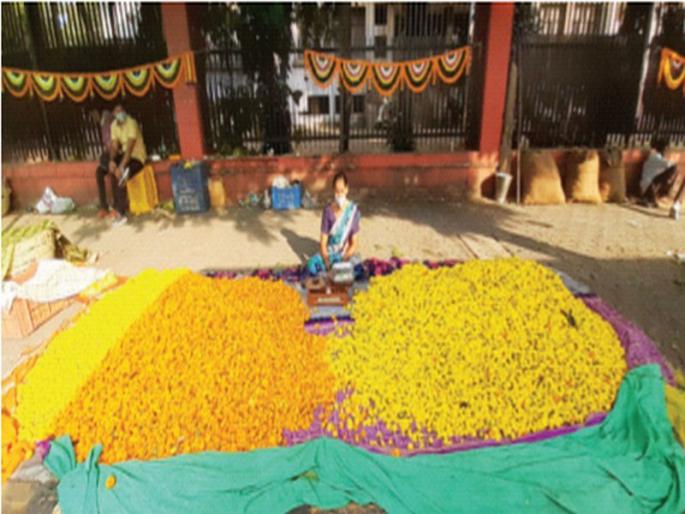 125 tons of marigold arrives in the city on the occasion of Diwali | दिवाळीनिमित्त शहरात १२५ टन झेंडूची आवक; शेतकरी स्वत:च विकताहेत फुले , १०० ते १५० रुपये भाव 125 tons of marigold arrives in the city on the occasion of Diwali | दिवाळीनिमित्त शहरात १२५ टन झेंडूची आवक; शेतकरी स्वत:च विकताहेत फुले , १०० ते १५० रुपये भाव