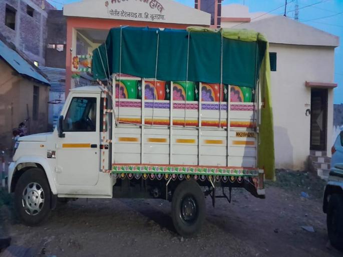 The bike rider was hit by the vehicle and the Gutkha worth 20 lakhs was taken into the hands of the police | दुचाकीस्वाराला वाहनाचा कट लागला अन् २० लाखांचा गुटखा पोलिसांच्या हाती लागला The bike rider was hit by the vehicle and the Gutkha worth 20 lakhs was taken into the hands of the police | दुचाकीस्वाराला वाहनाचा कट लागला अन् २० लाखांचा गुटखा पोलिसांच्या हाती लागला