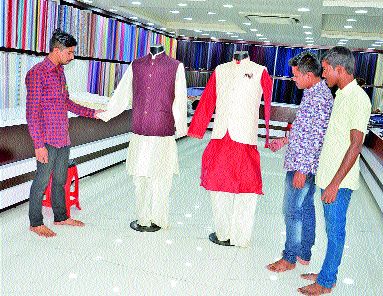 Due to the election season, the purchase of various color jackets in Solapur | निवडणुकांच्या हंगामाने सोलापुरात विविधरंगी जॅकेटच्या खरेदीची चलती Due to the election season, the purchase of various color jackets in Solapur | निवडणुकांच्या हंगामाने सोलापुरात विविधरंगी जॅकेटच्या खरेदीची चलती