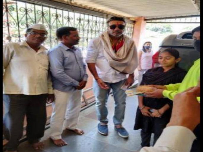 Jackidada went straight to her house to reassure the young housemaid | घरकाम करणाऱ्या तरुणीला धीर देण्यासाठी जॅकीदादा थेट तिच्या घरी Jackidada went straight to her house to reassure the young housemaid | घरकाम करणाऱ्या तरुणीला धीर देण्यासाठी जॅकीदादा थेट तिच्या घरी