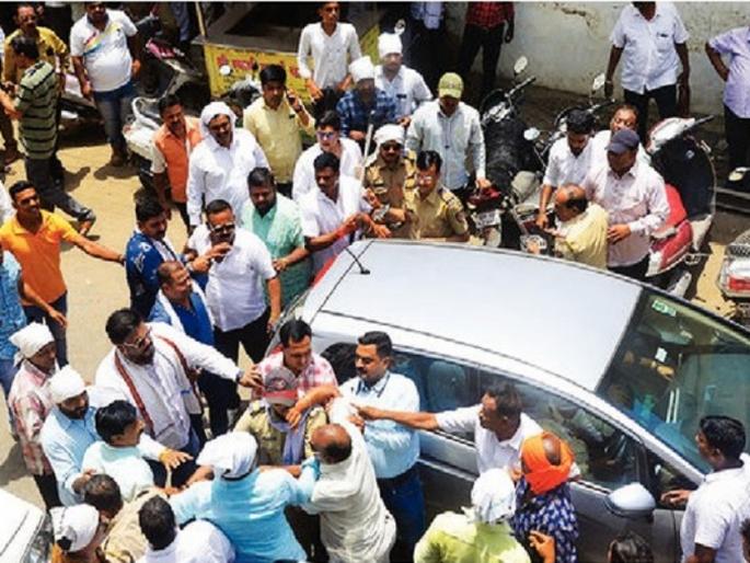 G.S.T fight after director's fodder play; Pushing the director of the ruptured Lok Sahakar in Jalgaon | संचालकांच्या फोडाफोडी नाट्यानंतर ग.स.त हाणामारी; लोकसहकारच्या संचालकांना धक्काबुक्की G.S.T fight after director's fodder play; Pushing the director of the ruptured Lok Sahakar in Jalgaon | संचालकांच्या फोडाफोडी नाट्यानंतर ग.स.त हाणामारी; लोकसहकारच्या संचालकांना धक्काबुक्की