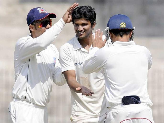 Jalaj Saxena added another feather to his cap, with his 300th wicket to go along with 6000+ runs in FC cricket  | 300 विकेट्स अन् 6000 धावा; 'हा' खेळाडू ठोठावतोय टीम इंडियाचे दार