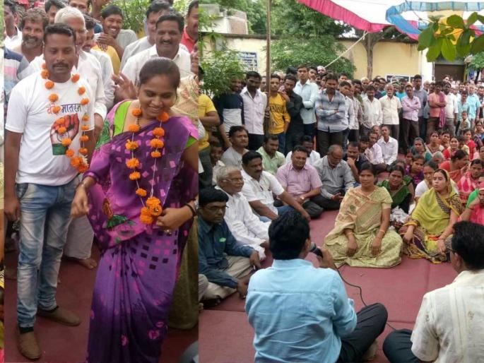 They got married in the Gram Sabha for the certificate! | प्रमाणपत्रासाठी त्यांनी ग्रामसभेत केले लग्न ! They got married in the Gram Sabha for the certificate! | प्रमाणपत्रासाठी त्यांनी ग्रामसभेत केले लग्न !