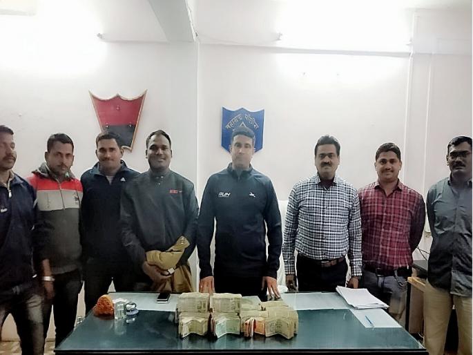 one arrest,who has taken 7 lakh rupees of 'hawala' in Jalna, | जालन्यात 'हवाला’चे ७ लाख रुपये घेवून जाणारा जेरबंद one arrest,who has taken 7 lakh rupees of 'hawala' in Jalna, | जालन्यात 'हवाला’चे ७ लाख रुपये घेवून जाणारा जेरबंद