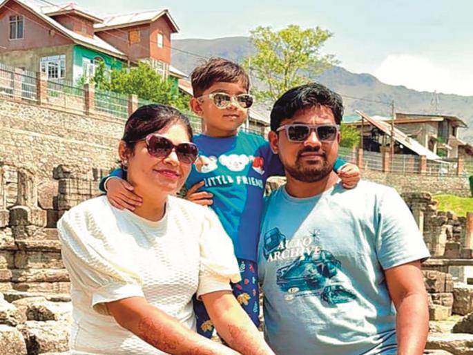 Family from Jalna, eight people including priest from Rajur safe in Jammu and Kashmir | जालन्यातील कुटुंब, राजुरमधील पुजाऱ्यासह आठ जण जम्मू-काश्मीरमध्ये सुरक्षित Family from Jalna, eight people including priest from Rajur safe in Jammu and Kashmir | जालन्यातील कुटुंब, राजुरमधील पुजाऱ्यासह आठ जण जम्मू-काश्मीरमध्ये सुरक्षित