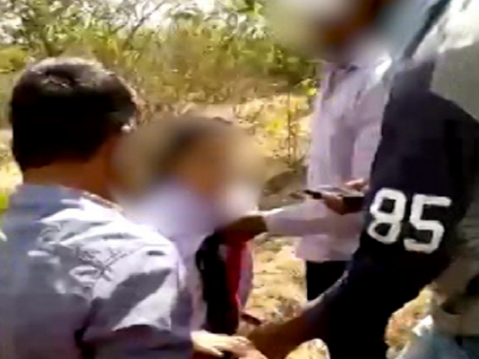 girl abused and lovers beat up in Jalna; Anger everywhere due to viral video | तरुणीचा विनयभंग करून प्रेमी युगलास टवाळखोरांची मारहाण; व्हायरल व्हिडीओने सर्वत्र संताप girl abused and lovers beat up in Jalna; Anger everywhere due to viral video | तरुणीचा विनयभंग करून प्रेमी युगलास टवाळखोरांची मारहाण; व्हायरल व्हिडीओने सर्वत्र संताप