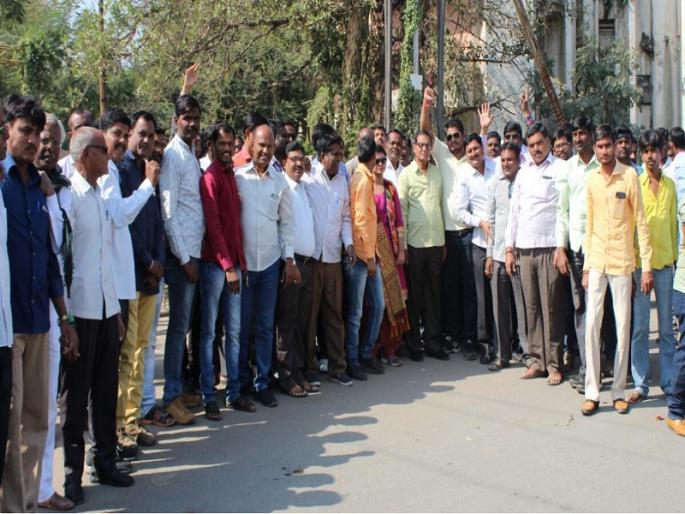 Electricity employees agitation in front of MSEDCL's office in Jalna | जालन्यात महावितरणच्या कार्यालयासमोर वीज कर्मचाऱ्यांची निदर्शने Electricity employees agitation in front of MSEDCL's office in Jalna | जालन्यात महावितरणच्या कार्यालयासमोर वीज कर्मचाऱ्यांची निदर्शने