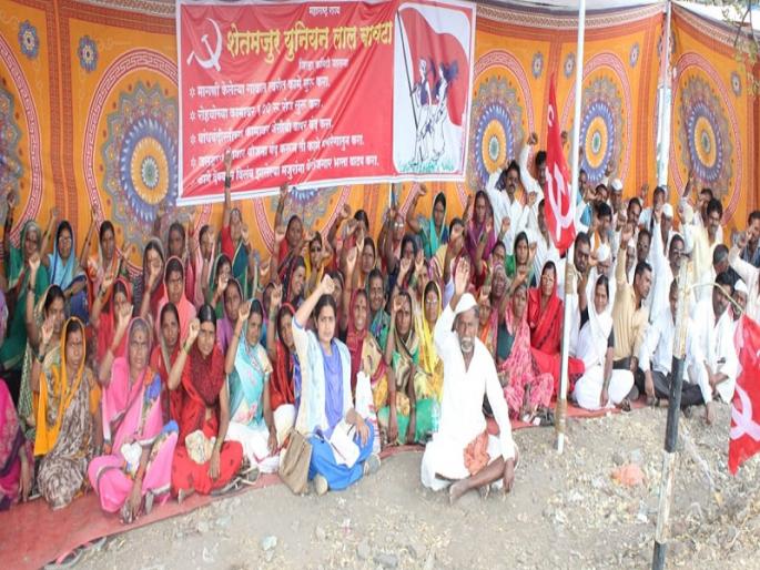 'Work for hand'; Fasting in Jalna District Zilla Parishad | 'हाताला काम द्या'; जालन्यात मजुरांचे जिल्हा परिषदेसमोर उपोषण 'Work for hand'; Fasting in Jalna District Zilla Parishad | 'हाताला काम द्या'; जालन्यात मजुरांचे जिल्हा परिषदेसमोर उपोषण