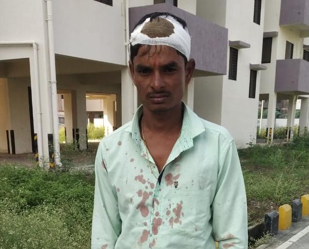 Pregnant woman's husband beaten and robbed at Jalana Women Hospital | गर्भवती महिलेच्या पतीस महिला रुग्णालयात मारहाण करून लुटले Pregnant woman's husband beaten and robbed at Jalana Women Hospital | गर्भवती महिलेच्या पतीस महिला रुग्णालयात मारहाण करून लुटले