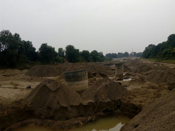 Proceedings of tahsildar on billions of crores of rupees stored in river basin at Bhokardan | भोकरदन येथे नदीपात्रात साठवलेल्या करोडो रुपयाच्या वाळूसाठ्यावर तहसीलदारांची कारवाई Proceedings of tahsildar on billions of crores of rupees stored in river basin at Bhokardan | भोकरदन येथे नदीपात्रात साठवलेल्या करोडो रुपयाच्या वाळूसाठ्यावर तहसीलदारांची कारवाई