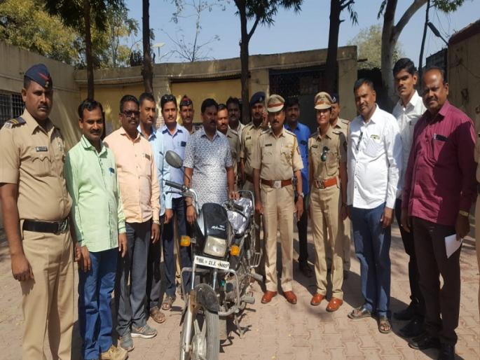 bike theft arrested in an hour due to women police alertness in jalana | महिला पोलिसाच्या सतर्कतेमुळे अवघ्या तासाभरात मिळाली चोरी गेलेली दुचाकी bike theft arrested in an hour due to women police alertness in jalana | महिला पोलिसाच्या सतर्कतेमुळे अवघ्या तासाभरात मिळाली चोरी गेलेली दुचाकी