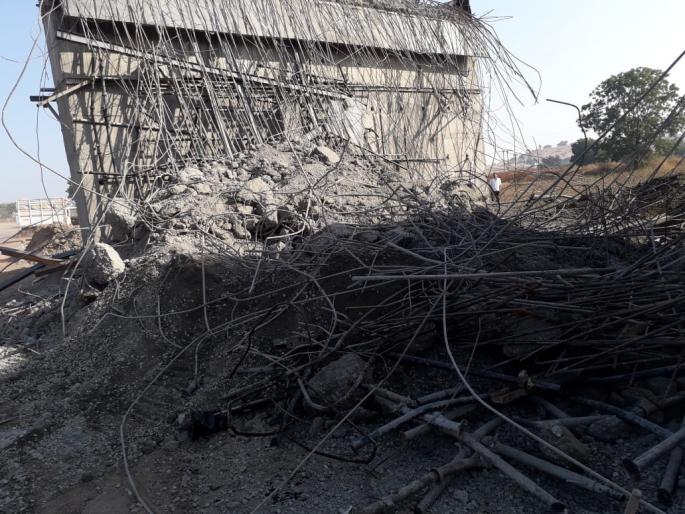 Fly over bridge collapses on Shegaon-Pandharpur Dindi road | शेगाव-पंढरपुर दिंडी मार्गावरील उड्डाण पुल कोसळला;समयसुचकेमुळे बारा मजूर थोडक्यात बचावले Fly over bridge collapses on Shegaon-Pandharpur Dindi road | शेगाव-पंढरपुर दिंडी मार्गावरील उड्डाण पुल कोसळला;समयसुचकेमुळे बारा मजूर थोडक्यात बचावले