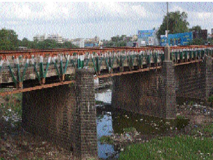 The burning of the iron-clad era in Jalna will not be auspicious for renewal | जालन्यातील इंग्रजकालीन लोखंडी पूलाच्या नूतनीकरणाला मुहूर्त लागेना The burning of the iron-clad era in Jalna will not be auspicious for renewal | जालन्यातील इंग्रजकालीन लोखंडी पूलाच्या नूतनीकरणाला मुहूर्त लागेना