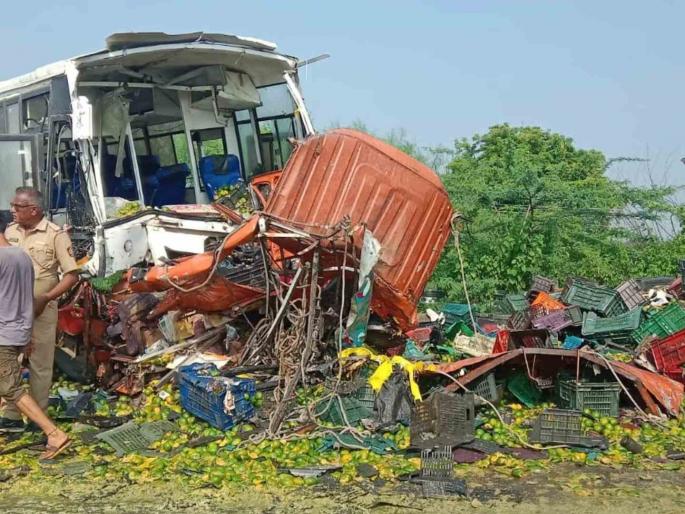 Truck collides with ST bus, six killed; 20 people were seriously injured, three women died | एसटी बसला समाेरून धडकला ट्रक, सहा जणांचा मृत्यू; २० जण गंभीर जखमी, मृतांत तीन महिला Truck collides with ST bus, six killed; 20 people were seriously injured, three women died | एसटी बसला समाेरून धडकला ट्रक, सहा जणांचा मृत्यू; २० जण गंभीर जखमी, मृतांत तीन महिला