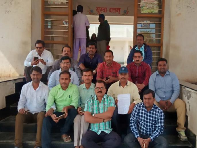 Adalan off the writings of the Deputy District Collector | उपजिल्हाधिकाऱ्यांच्या अवमानना प्रकरणी कर्मचाऱ्यांचे लेखणी बंद आदोंलन Adalan off the writings of the Deputy District Collector | उपजिल्हाधिकाऱ्यांच्या अवमानना प्रकरणी कर्मचाऱ्यांचे लेखणी बंद आदोंलन