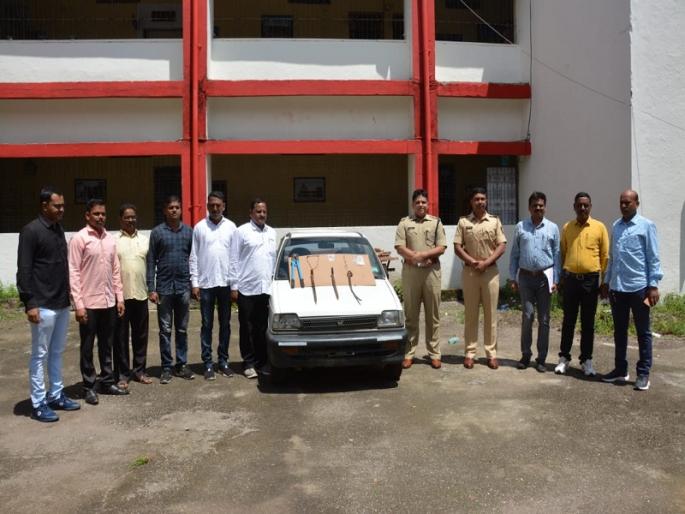 Four arrested in Jalna with extortion accused; Seizure of goods with car seized | जालन्यात हद्दपार आरोपीसह चारजण अटकेत; कारसह मुद्देमाल जप्त Four arrested in Jalna with extortion accused; Seizure of goods with car seized | जालन्यात हद्दपार आरोपीसह चारजण अटकेत; कारसह मुद्देमाल जप्त
