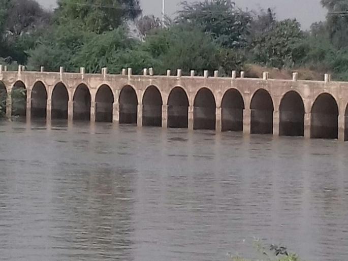 Use water carefully, only 35 percent water storage in projects in Jalna district | पाणी जपून वापरा, जालना जिल्ह्यातील प्रकल्पांत केवळ ३५ टक्के पाणीसाठा Use water carefully, only 35 percent water storage in projects in Jalna district | पाणी जपून वापरा, जालना जिल्ह्यातील प्रकल्पांत केवळ ३५ टक्के पाणीसाठा