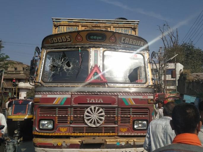 truck thrashes an elderly man who crosses a road in jalana | जालन्यात रस्ता ओलांडणाऱ्या वृद्धाचा ट्रकच्या धडकेत जागीच मृत्यू truck thrashes an elderly man who crosses a road in jalana | जालन्यात रस्ता ओलांडणाऱ्या वृद्धाचा ट्रकच्या धडकेत जागीच मृत्यू