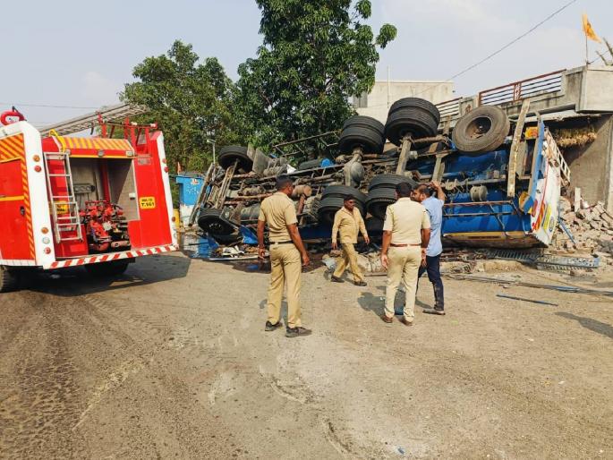 A major disaster was averted; Tanker overturned after brake failure at wharf, fuel on road | मोठा अनर्थ टळला; घाटात ब्रेकफेल झाल्याने टँकर उलटला, इंधन रस्त्यावर A major disaster was averted; Tanker overturned after brake failure at wharf, fuel on road | मोठा अनर्थ टळला; घाटात ब्रेकफेल झाल्याने टँकर उलटला, इंधन रस्त्यावर