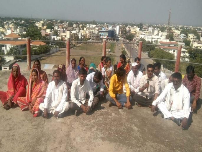 Demanding investigation of corruption in Jalna, the villagers climbed on the water tank | जालन्यात भ्रष्टाचाराच्या चौकशीची मागणी करत ग्रामस्थांचे जलकुंभावर चढून आंदोलन Demanding investigation of corruption in Jalna, the villagers climbed on the water tank | जालन्यात भ्रष्टाचाराच्या चौकशीची मागणी करत ग्रामस्थांचे जलकुंभावर चढून आंदोलन