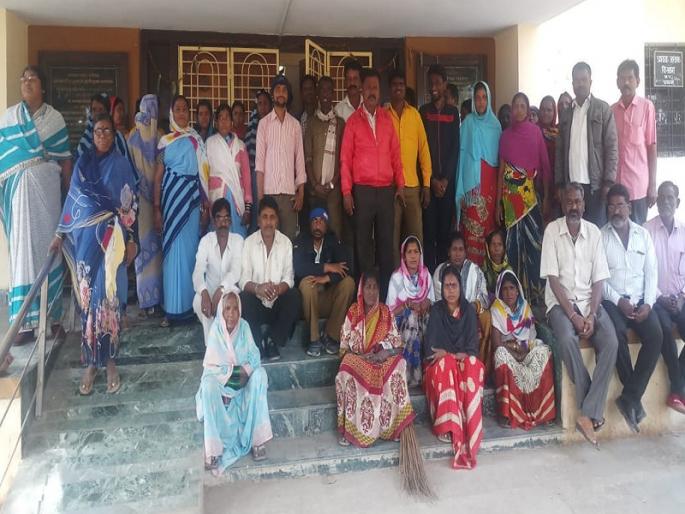 In Jalna, the cleaning inspector beaten while removing encroachment, after that the called off by the municipal employees | जालन्यात अतिक्रमण काढताना स्वच्छता निरीक्षकाला मारहाणीनंतर कर्मचाऱ्यांनी पुकारले काम बंद आंदोलन In Jalna, the cleaning inspector beaten while removing encroachment, after that the called off by the municipal employees | जालन्यात अतिक्रमण काढताना स्वच्छता निरीक्षकाला मारहाणीनंतर कर्मचाऱ्यांनी पुकारले काम बंद आंदोलन