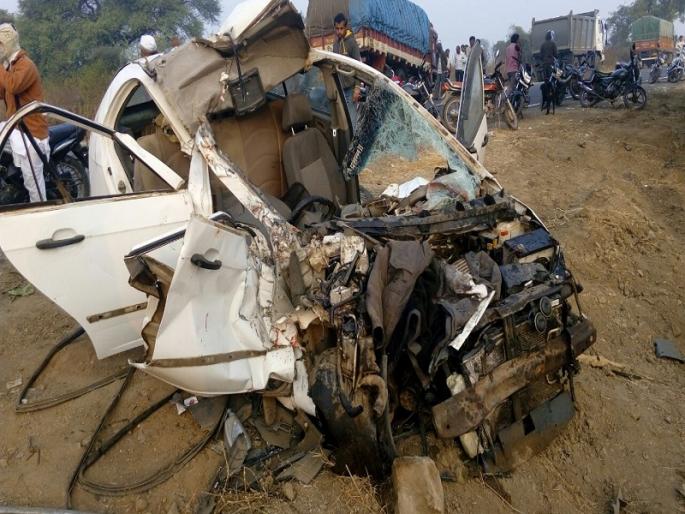 Two people were killed in a car and a truck accident in Kedarkheda | केदारखेडा येथे कार व ट्रकच्या भीषण अपघातात दोन ठार Two people were killed in a car and a truck accident in Kedarkheda | केदारखेडा येथे कार व ट्रकच्या भीषण अपघातात दोन ठार