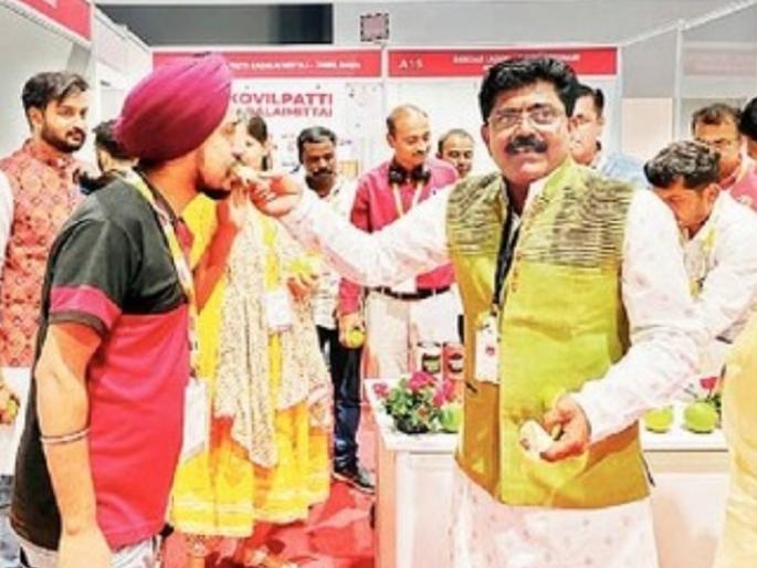 Wow ... what a wonderful test it is ... jalana's sweet lemon taste liked by Punjab's businessman | वाह... क्या गहजब की टेस्ट है... जालन्याची मोसंबी खाऊन पंजाबच्या उद्योजकांचे बल्ले-बल्ले... Wow ... what a wonderful test it is ... jalana's sweet lemon taste liked by Punjab's businessman | वाह... क्या गहजब की टेस्ट है... जालन्याची मोसंबी खाऊन पंजाबच्या उद्योजकांचे बल्ले-बल्ले...