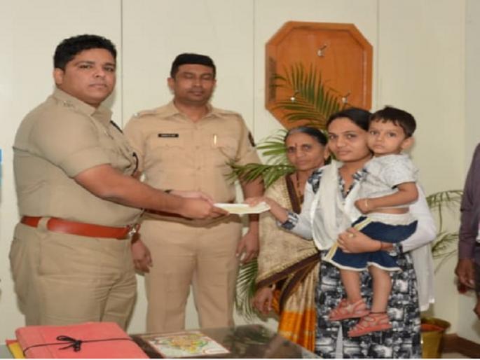 Financial Assistance from the police in Jalna to the deceased policeman's family | जालन्यात मृत पोलीस कर्मचाऱ्याच्या कुटुंबाला पोलिसांकडून आर्थिक मदत Financial Assistance from the police in Jalna to the deceased policeman's family | जालन्यात मृत पोलीस कर्मचाऱ्याच्या कुटुंबाला पोलिसांकडून आर्थिक मदत