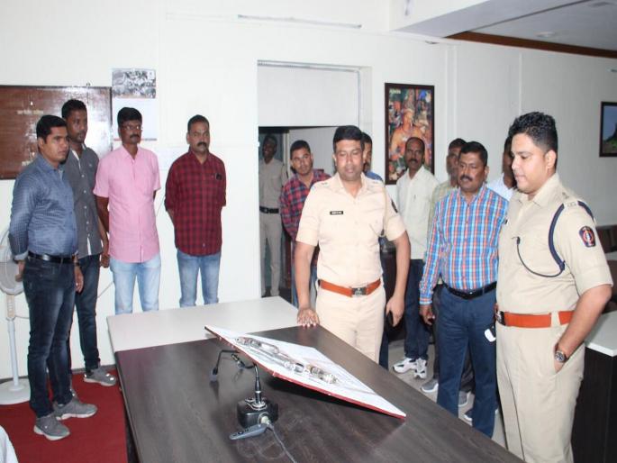 youth attack on police in jalna | पोलिसांवर रोखले पिस्तुल; खंजिरने वार करण्याचा प्रयत्न youth attack on police in jalna | पोलिसांवर रोखले पिस्तुल; खंजिरने वार करण्याचा प्रयत्न