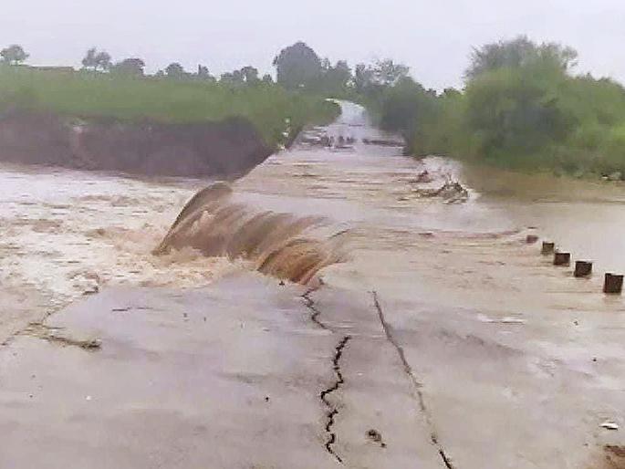 900 villages in Marathwada inundated by Shravana; Heavy rains in 44 mandals | मराठवाड्यातील ९०० गावे श्रावणसरींनी चिंब; ४४ मंडळात दमदार पाऊस 900 villages in Marathwada inundated by Shravana; Heavy rains in 44 mandals | मराठवाड्यातील ९०० गावे श्रावणसरींनी चिंब; ४४ मंडळात दमदार पाऊस