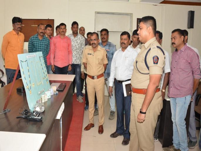 Two accused arrested in robbery case in Jalna | जालन्यात घरफोड्या करणारे दोन सराईत गुन्हेगार अटकेत Two accused arrested in robbery case in Jalna | जालन्यात घरफोड्या करणारे दोन सराईत गुन्हेगार अटकेत