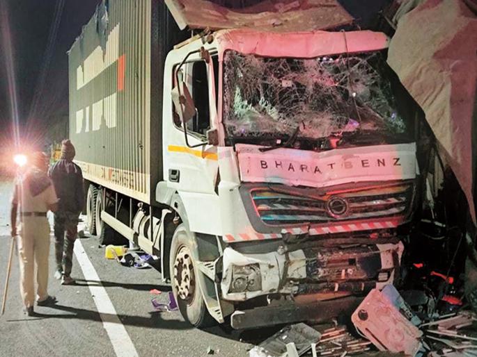 Two die after container hits pickup while trying to change tire in middle of Samruddhi Highway | समृद्धी महामार्गाच्या मधोमध टायर बदलणे बेतले जीवावर; कंटेनरची पिकअपला धडक, दोघांचा मृत्यू