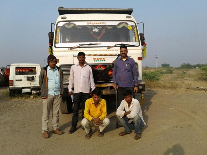 Action taken to suspend Area officers from Shahagad about illegal sand case | शहागड येथील अवैध वाळू तस्करीला खतपाणी घालणाऱ्या मंडळ अधिका-यावर होणार निलंबनाची कारवाई Action taken to suspend Area officers from Shahagad about illegal sand case | शहागड येथील अवैध वाळू तस्करीला खतपाणी घालणाऱ्या मंडळ अधिका-यावर होणार निलंबनाची कारवाई