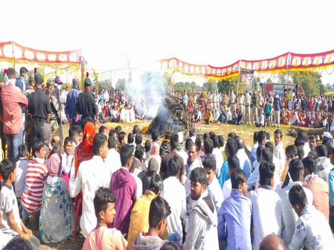 Lots of people flocked to pay homage to the martyr Ganesh Gawande | शहीद जवान गणेश गावंडे यांना श्रद्धांजली देण्यासाठी लोटला जनसागर Lots of people flocked to pay homage to the martyr Ganesh Gawande | शहीद जवान गणेश गावंडे यांना श्रद्धांजली देण्यासाठी लोटला जनसागर