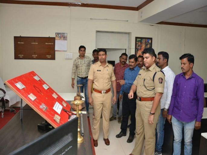 Tilak on the forehead; participation in kirtan but Eye on charity funds | कपाळावर गंध; कीर्तनात सहभाग अन् दानपेटीवर डोळा Tilak on the forehead; participation in kirtan but Eye on charity funds | कपाळावर गंध; कीर्तनात सहभाग अन् दानपेटीवर डोळा