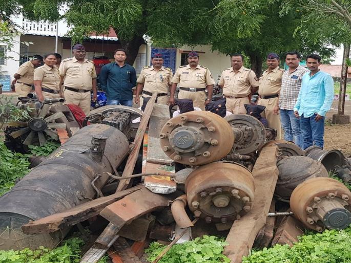 Four truck thieves detained by Jalana police | जालन्यात चोरायचे अन् धुळ्यात तोडायचे; चार ट्रक चोर अटकेत Four truck thieves detained by Jalana police | जालन्यात चोरायचे अन् धुळ्यात तोडायचे; चार ट्रक चोर अटकेत